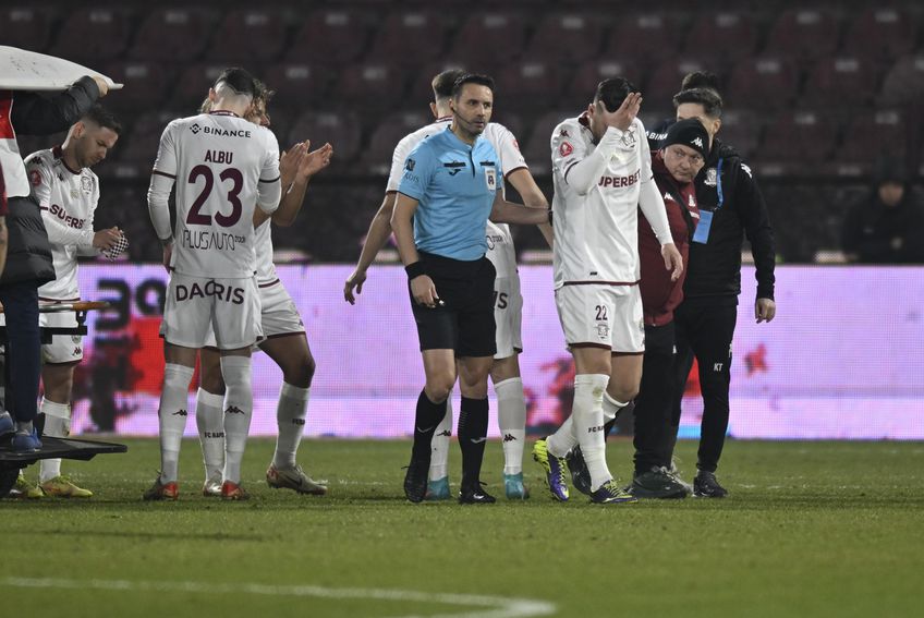 Cristian Săpunaru (39 de ani), căpitanul Rapidului, a părăsit terenul accidentat în minutul 16 al meciului cu CFR Cluj / FOTO: Raed Krishan