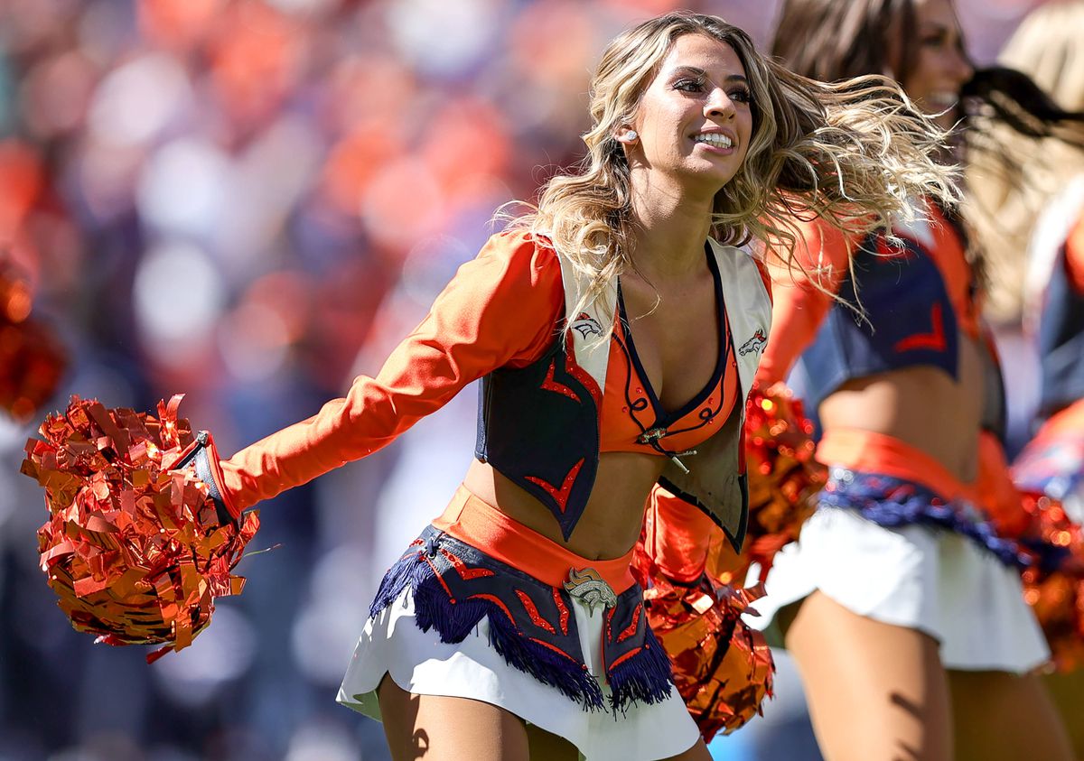 9 reguli ciudate pe care majoretele din NFL sunt obligate să le respecte » Ce articol vestimentar e INTERZIS și în timpul liber!