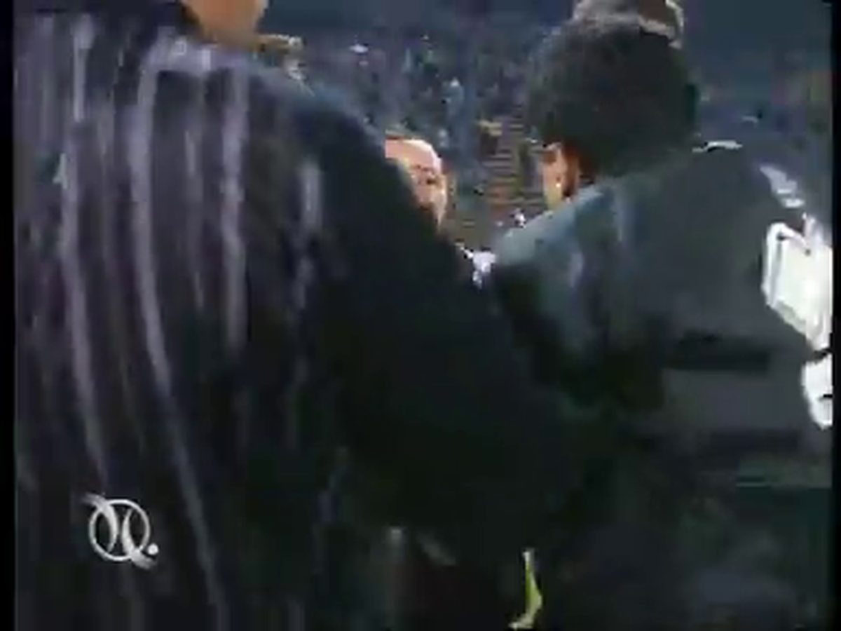 Istoria EXPLOZIVĂ a războiului Răzvan Lucescu - Steaua / FCSB » Înjurături grosolane, un steag provocator în Ghencea și o urare: „Asta e pentru toți ANTIsteliștii!”