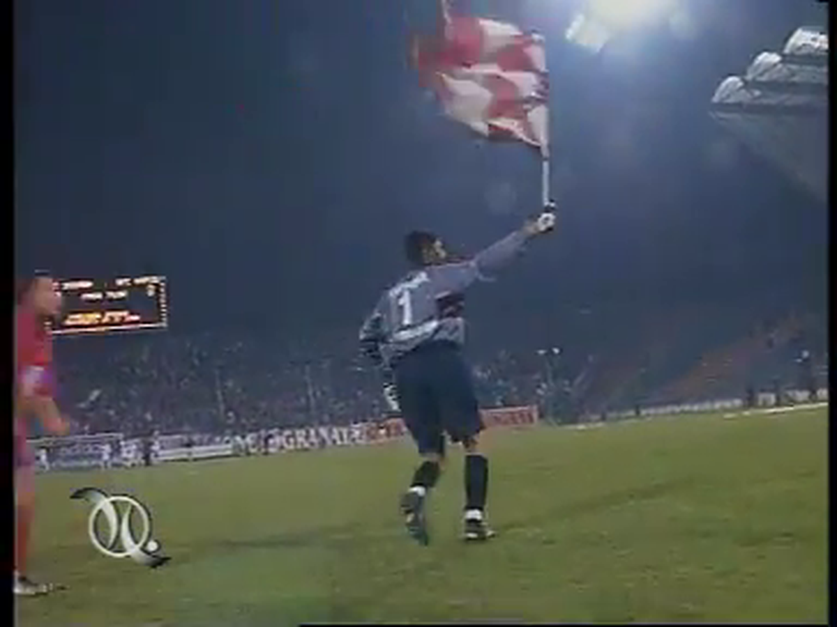 Istoria EXPLOZIVĂ a războiului Răzvan Lucescu - Steaua / FCSB » Înjurături grosolane, un steag provocator în Ghencea și o urare: „Asta e pentru toți ANTIsteliștii!”