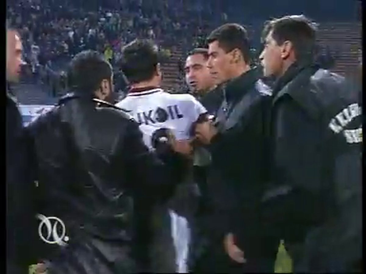 Istoria EXPLOZIVĂ a războiului Răzvan Lucescu - Steaua / FCSB » Înjurături grosolane, un steag provocator în Ghencea și o urare: „Asta e pentru toți ANTIsteliștii!”