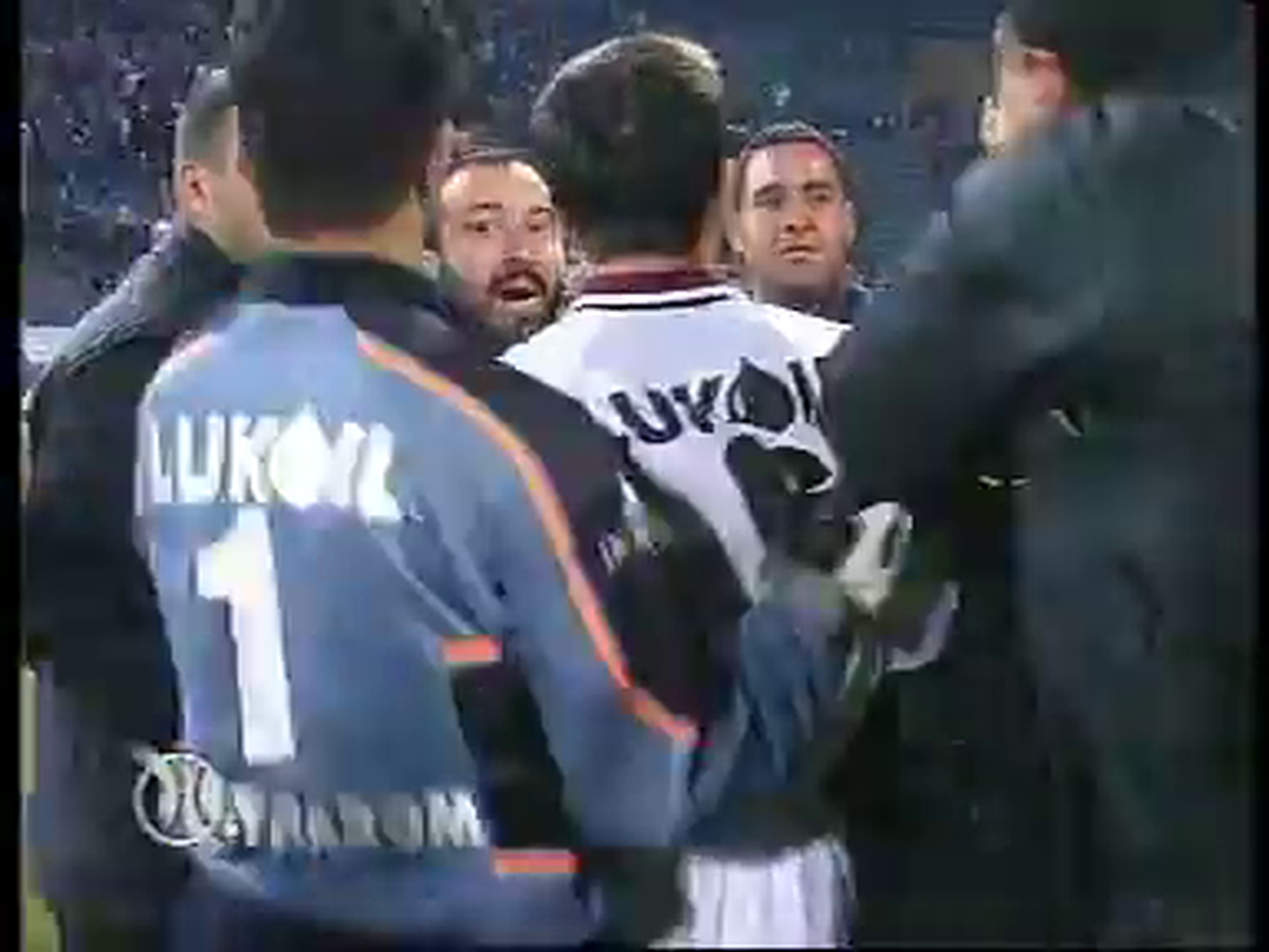 Istoria EXPLOZIVĂ a războiului Răzvan Lucescu - Steaua / FCSB » Înjurături grosolane, un steag provocator în Ghencea și o urare: „Asta e pentru toți ANTIsteliștii!”