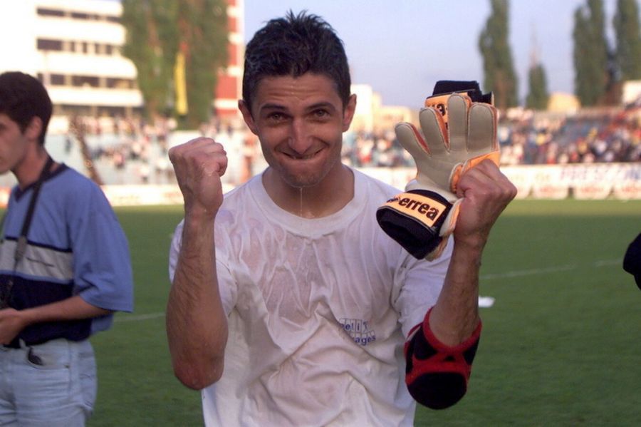 Istoria EXPLOZIVĂ a războiului Răzvan Lucescu - Steaua / FCSB » Înjurături grosolane, un steag provocator în Ghencea și o urare: „Asta e pentru toți ANTIsteliștii!”