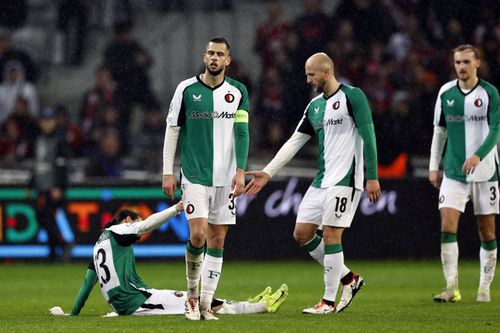 Jucătorii lui Feyenoord, dărâmați după umilința de la Lille din Liga Campionilor (1-6) / Foto: Imago