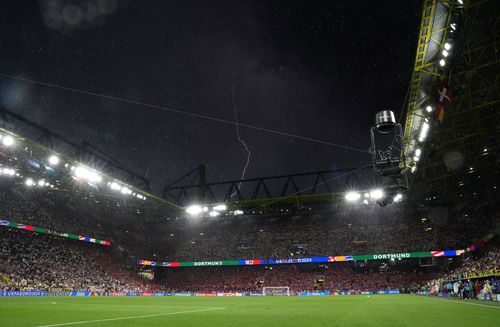 Fulgerul anunță furtuna pe stadionul din Dortmund / Foto: Imago