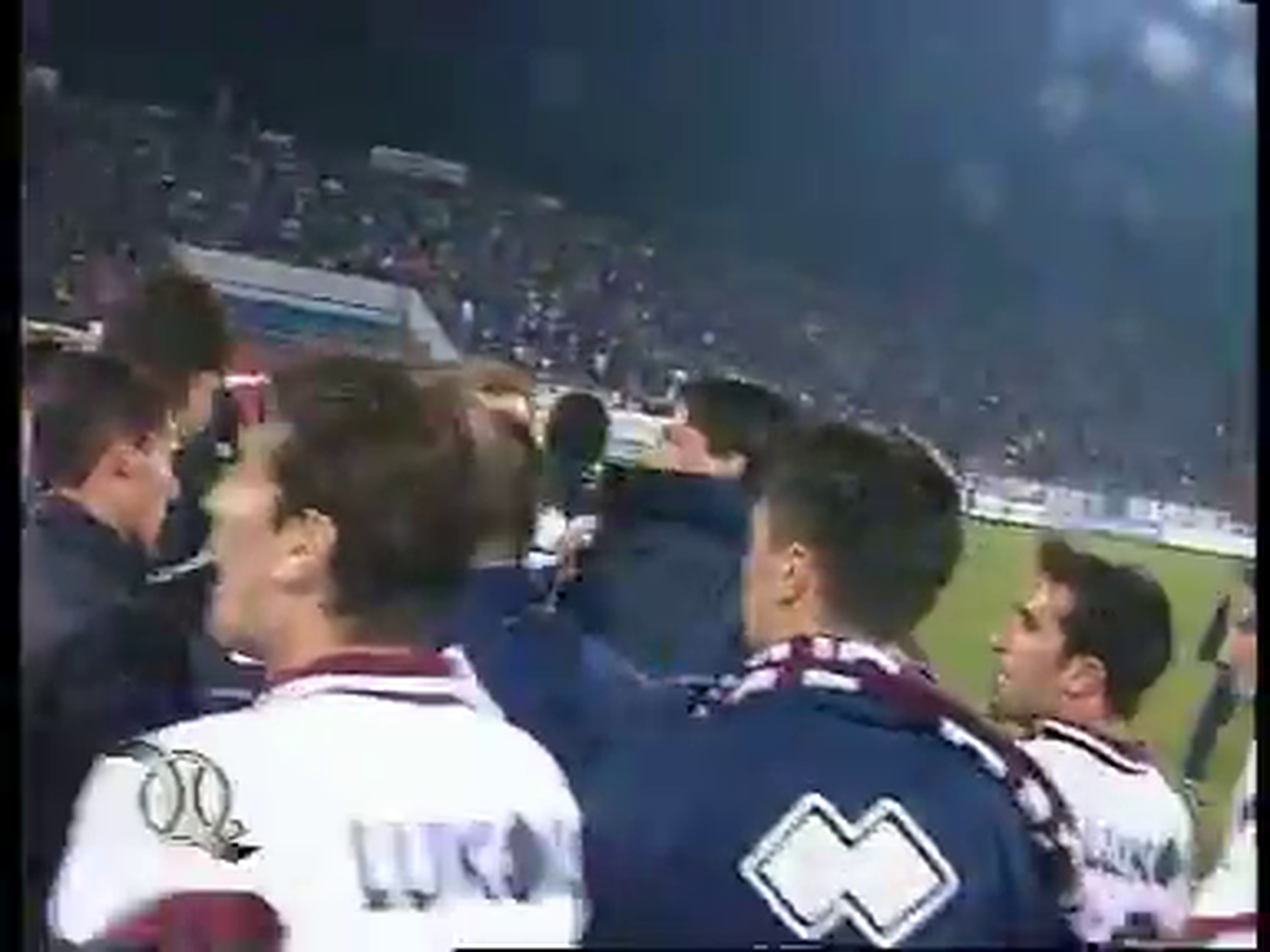 Istoria EXPLOZIVĂ a războiului Răzvan Lucescu - Steaua / FCSB » Înjurături grosolane, un steag provocator în Ghencea și o urare: „Asta e pentru toți ANTIsteliștii!”