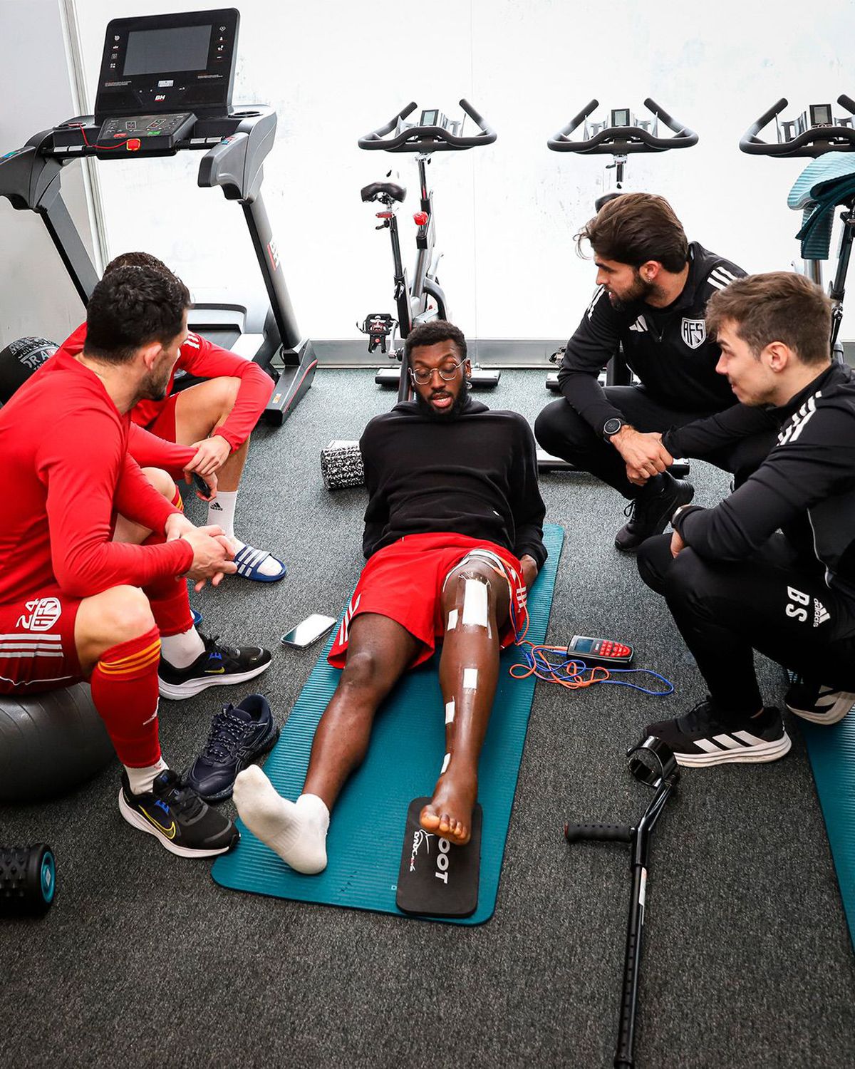 Primele imagini cu Antoine Baroan, după ce și-a rupt piciorul la debut