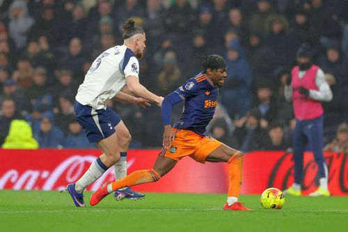 Radu Drăgușin, în Tottenham - Newcastle // FOTO: Imago Images