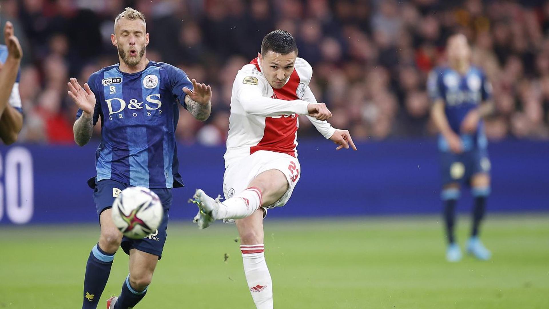 Joeri de Kamps în tricoul Sepsi OSK, mijlocaș defensiv, controlând mingea în timpul unui meci oficial de fotbal. | sursa foto: Gazeta Sporturilor Joeri de Kamps în tricoul Sepsi OSK, mijlocaș defensiv, controlând mingea în timpul unui meci oficial de fotbal. | sursa foto: Gazeta Sporturilor