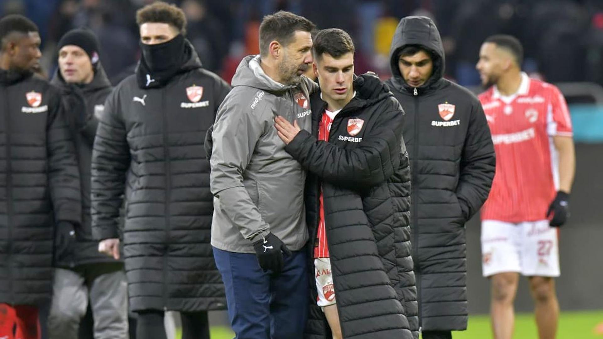Alberto Soro în tricoul roșu al lui Dinamo București, controlând mingea în timpul unui meci din 2026, evidențiind transformarea fotbalistică. | sursa foto: Gazeta Sporturilor