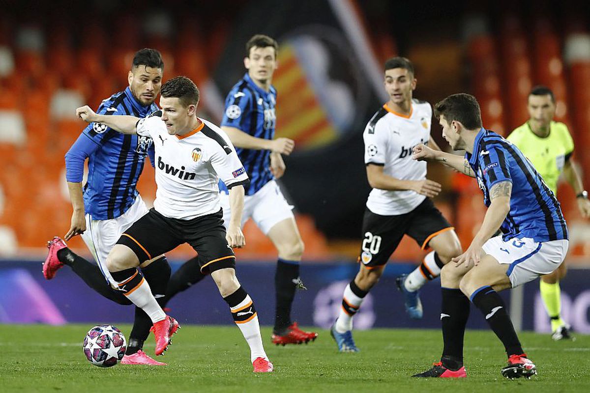 VIDEO + FOTO Ovidiu Hațegan a dictat două penalty-uri într-o repriză! Aceiași jucători, implicați la ambele faze