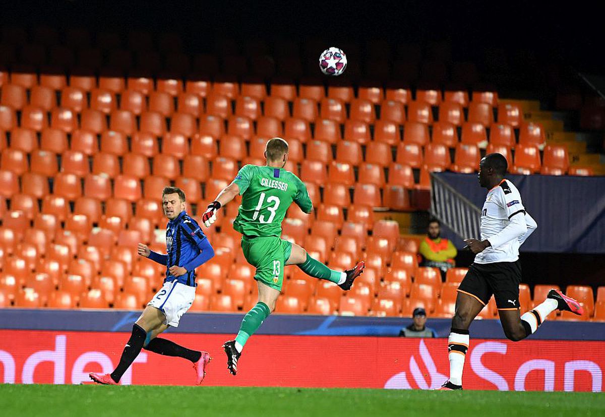 VIDEO + FOTO Ovidiu Hațegan a dictat două penalty-uri într-o repriză! Aceiași jucători, implicați la ambele faze