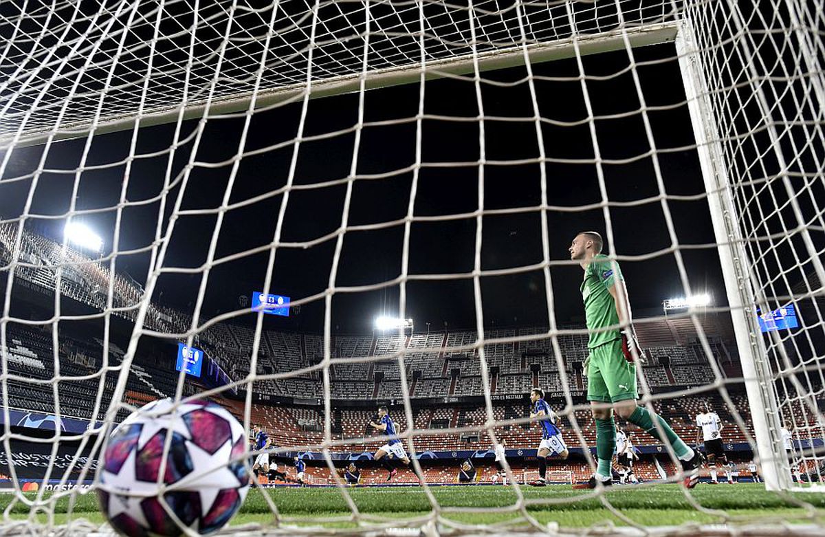 VIDEO + FOTO Ovidiu Hațegan a dictat două penalty-uri într-o repriză! Aceiași jucători, implicați la ambele faze