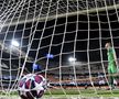 VIDEO + FOTO Ovidiu Hațegan a dictat două penalty-uri într-o repriză! Aceiași jucători, implicați la ambele faze