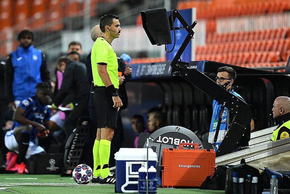 VIDEO + FOTO Ovidiu Hațegan a dictat două penalty-uri într-o repriză! Aceiași jucători, implicați la ambele faze