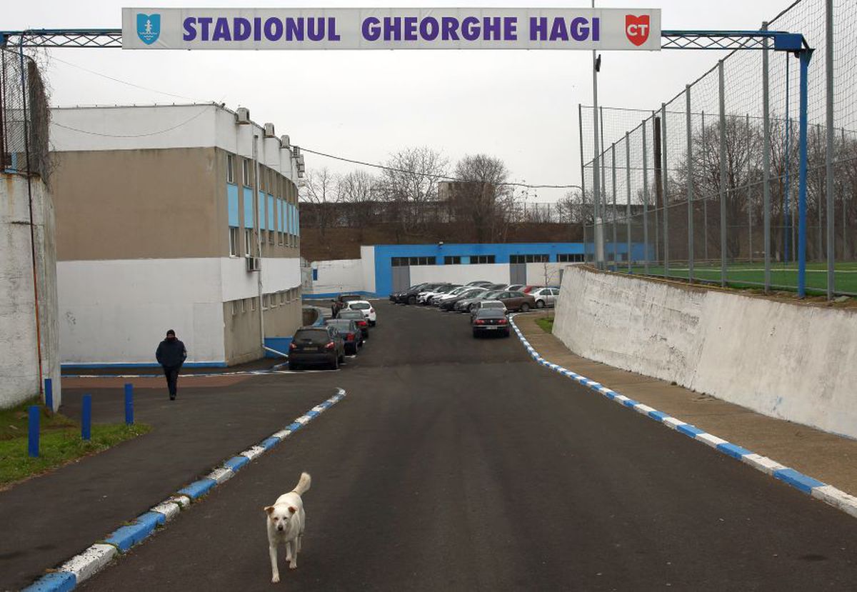 FOTO Stadionul Farul își trăiește ultimele luni de viață! Reportaj GSP la Constanța: scaune distruse, cablul de nocturnă furat, dar se visează la o arenă de 50 de milioane €