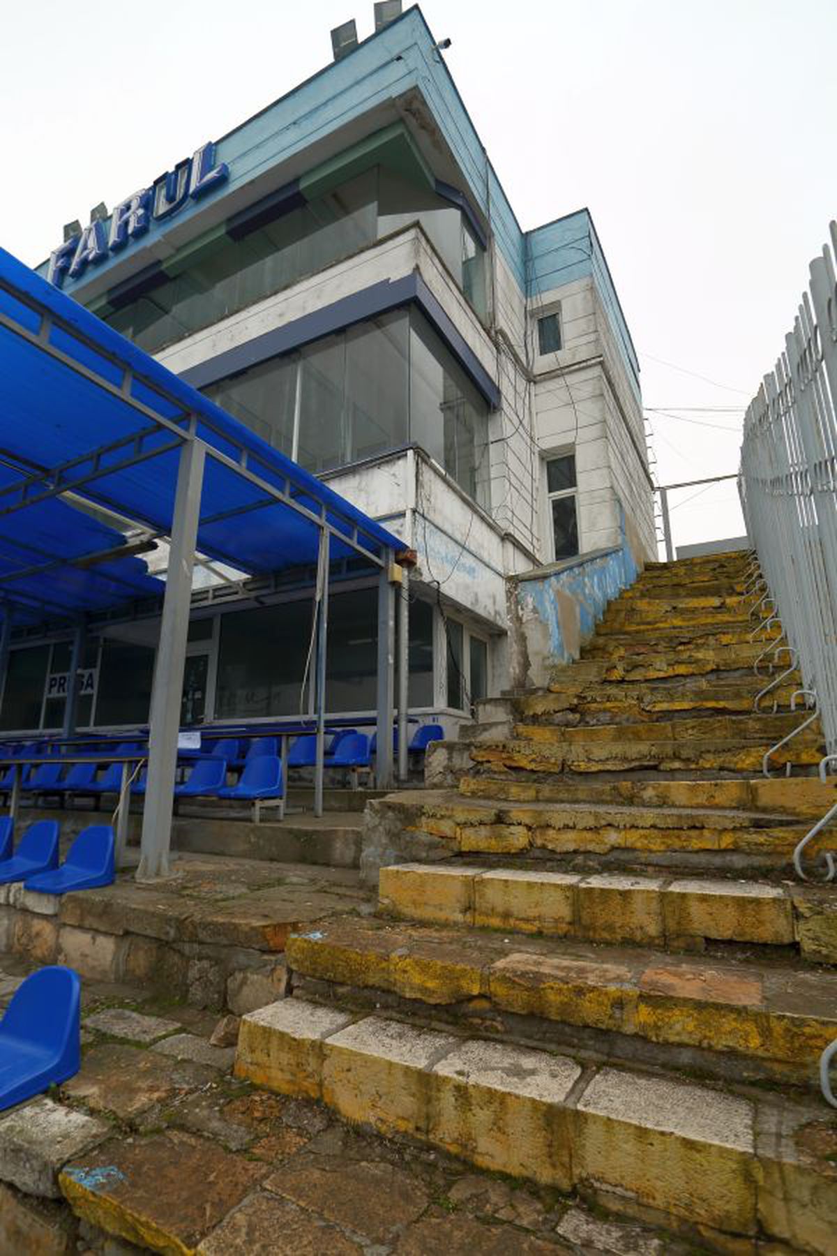FOTO Stadionul Farul își trăiește ultimele luni de viață! Reportaj GSP la Constanța: scaune distruse, cablul de nocturnă furat, dar se visează la o arenă de 50 de milioane €