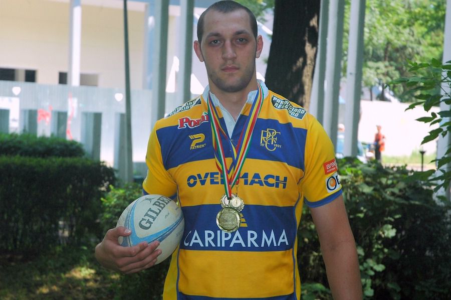 Remus Necula, în tricoul Parmei, cu medaliile câștigate în carieră. Are în palmares două Cupe ale Italiei (2008 şi 2009) şi o Supercupă a Italiei (2008) Remus Necula, în tricoul Parmei, cu medaliile câștigate în carieră. Are în palmares două Cupe ale Italiei (2008 şi 2009) şi o Supercupă a Italiei (2008)
