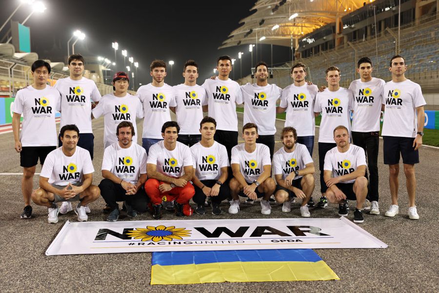 Formula 1 continuă să-și arate sprijinul pentru Ucraina » Mesajul piloților + Casca specială a lui Sebastian Vettel