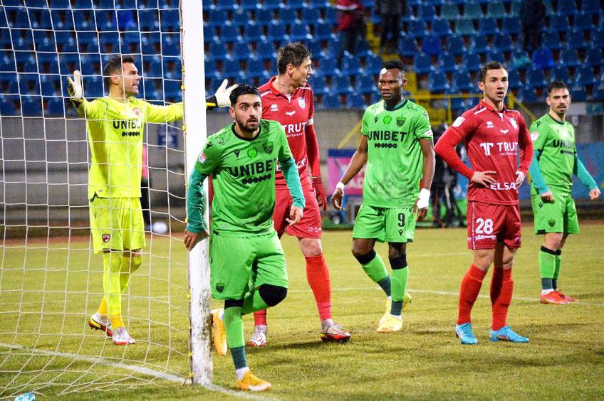 Azankpo, al treilea de la dreapta la stânga, în meciul cu FC Botoșani