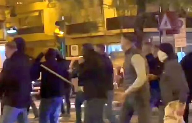 Altercație huliganică pe străzi » Ultrașii nemți și cei englezi s-au bătut cu sălbăticie în Spania