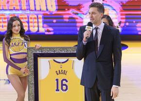 LA Lakers a retras numărul 16 » Pau Gasol, emoționat: „Îți dă amețeli”