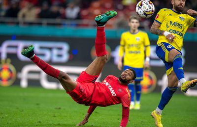 Pierde și bani, doar să se distreze! » Gigi Becali îl ieftinește pe Edjouma lăsându-l rezervă, deși mijlocașul e pe lista lui Ferencvaros