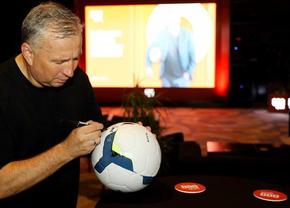 Joacă poker live la TV împotriva lui Dan Petrescu!