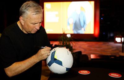 Joacă poker live la TV împotriva lui Dan Petrescu!