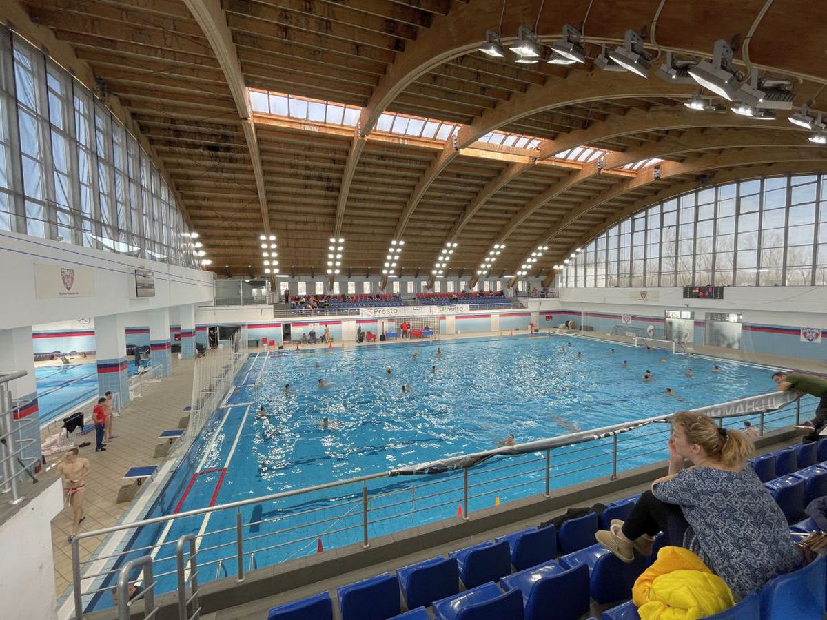 Cum arată bazinul de polo din Complexul Sportiv Steaua » Igrasie, rugină, tencuială lipsă și pereți sparți