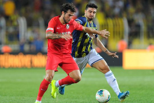 Chiar înaintea play-out-tului, Petrolul a anunțat transfereul mijlocașului central Jefferson (stânga).