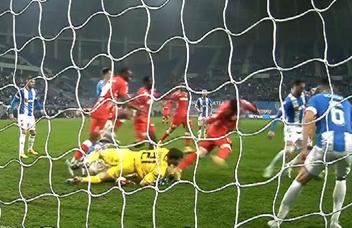 UTA a cerut penalty în prelungirile meciului cu CS Universitatea Craiova / FOTO: Capturi TV @Digi Sport 1