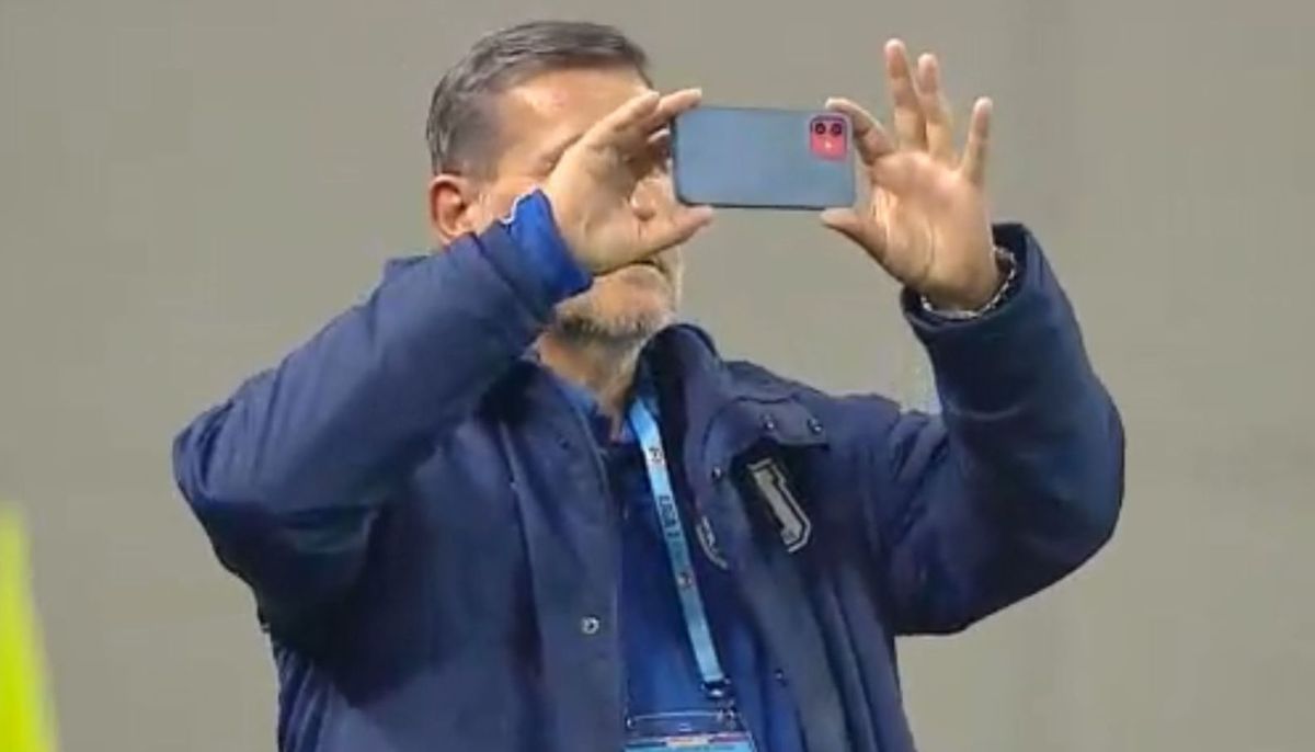 Imaginile care vor ajunge în toată Europa! Ce făcea Napoli cu telefonul chiar înainte să înceapă derby-ul din Bănie