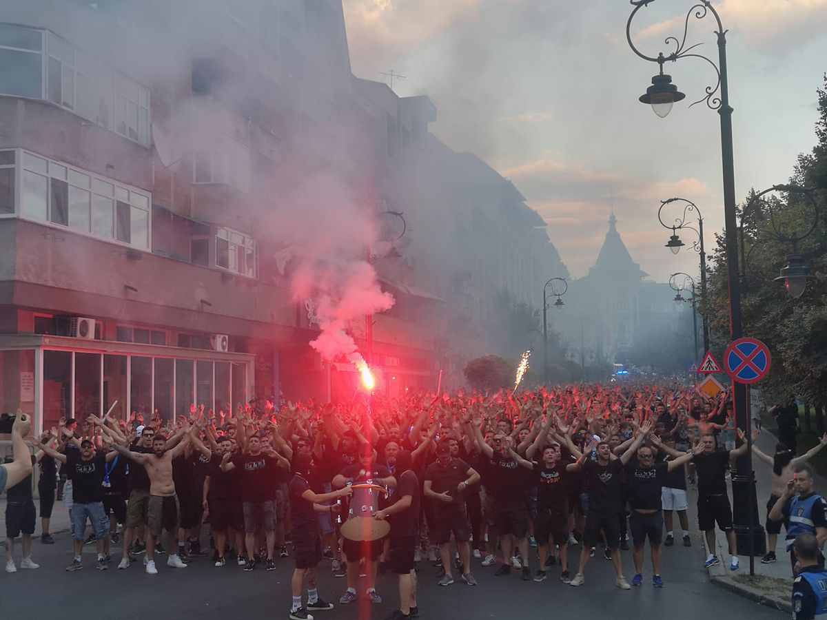 Imagini macabre înaintea derby-ului FCU Craiova - Universitatea Craiova » Adrian Mititelu, ironizat de rivali