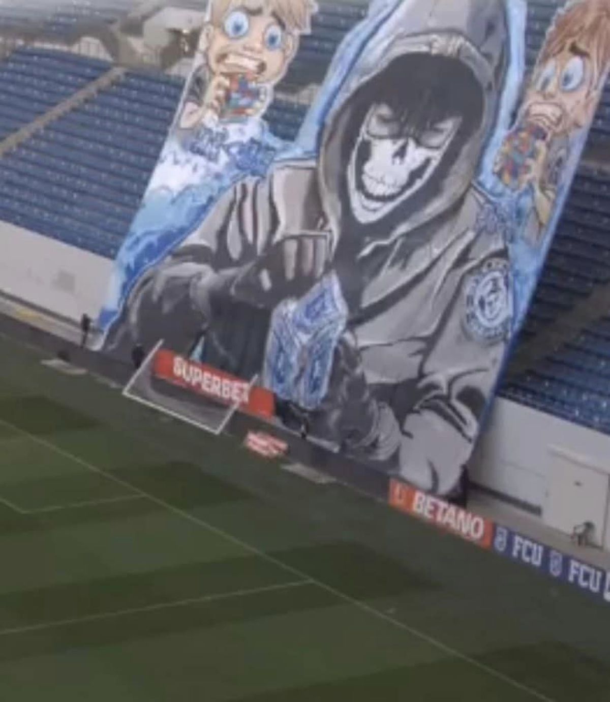 Imagini macabre înaintea derby-ului FCU Craiova - Universitatea Craiova » Adrian Mititelu, ironizat de rivali