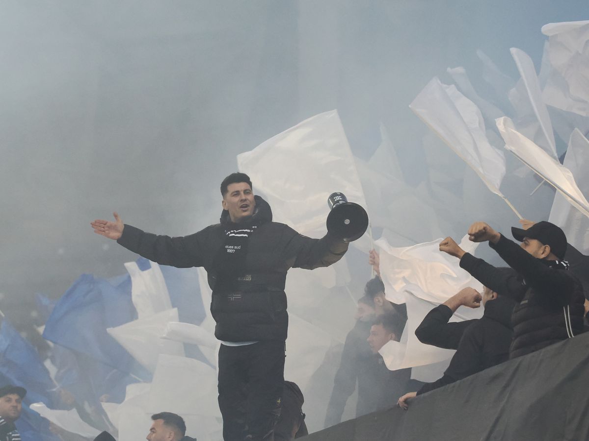 Imaginile care vor ajunge în toată Europa! Ce făcea Napoli cu telefonul chiar înainte să înceapă derby-ul din Bănie