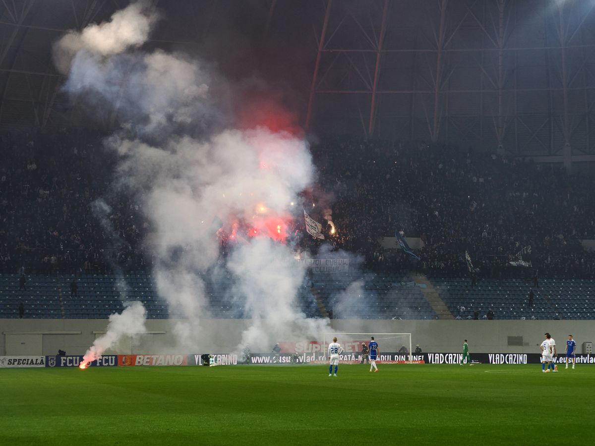 Imaginile care vor ajunge în toată Europa! Ce făcea Napoli cu telefonul chiar înainte să înceapă derby-ul din Bănie