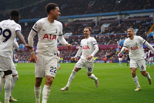 Radu Drăgușin, în Aston Villa - Tottenham/ foto Imago Images