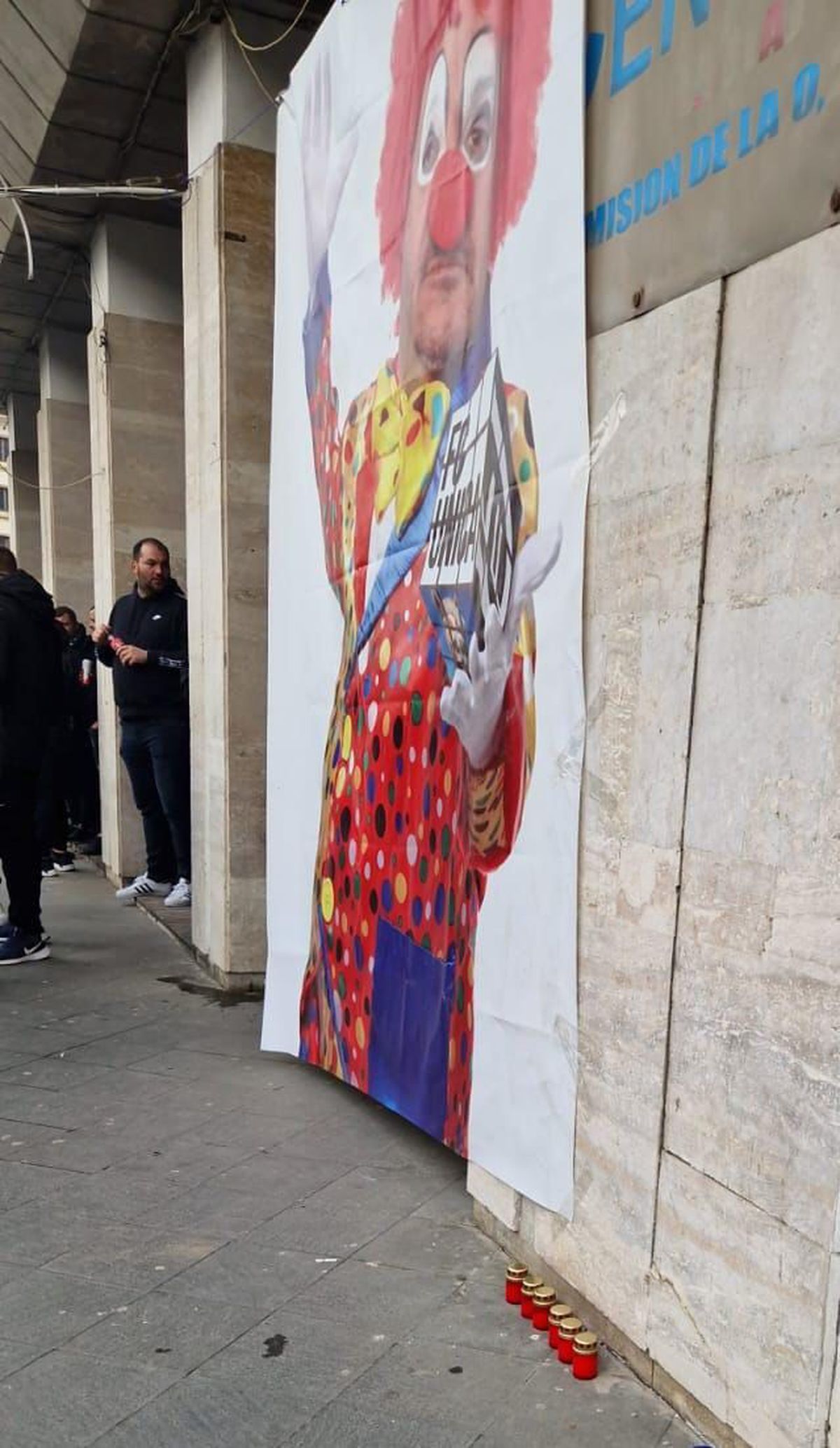 Imagini macabre înaintea derby-ului FCU Craiova - Universitatea Craiova » Adrian Mititelu, ironizat de rivali