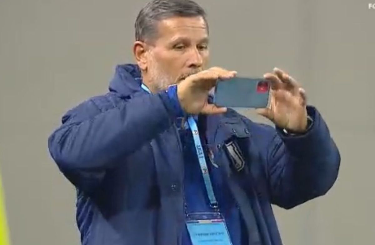 Imaginile care vor ajunge în toată Europa! Ce făcea Napoli cu telefonul chiar înainte să înceapă derby-ul din Bănie