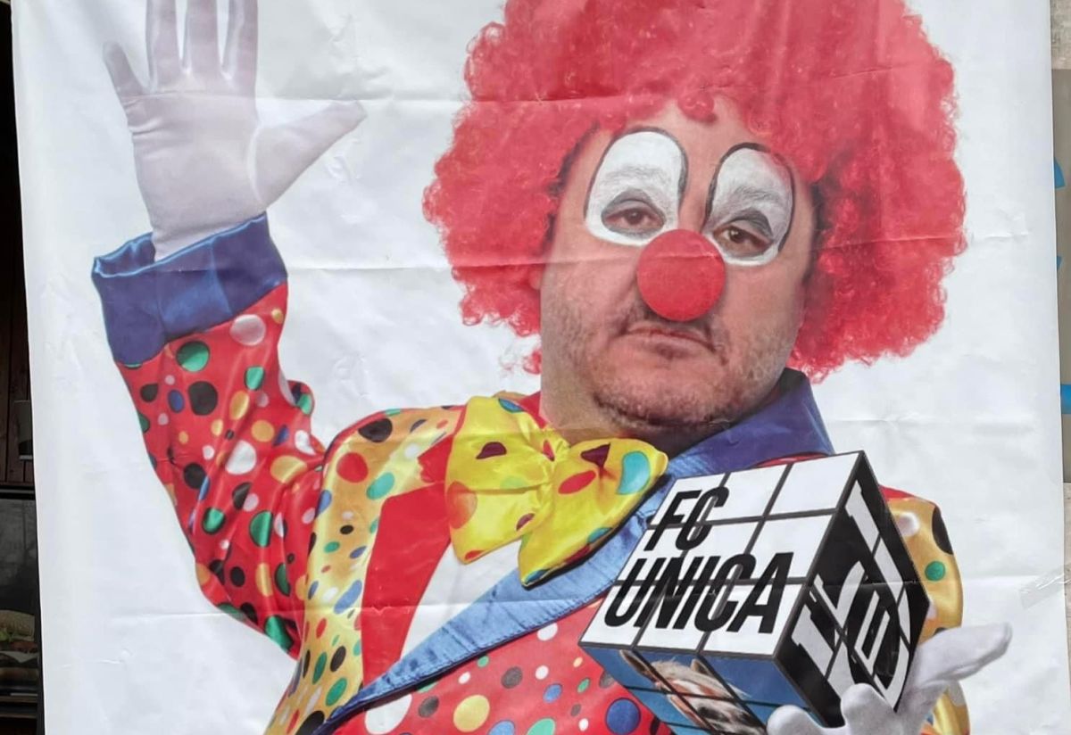 Ironie macabră în Craiova, înaintea derby-ului FCU - Universitatea » Ultrașii au aprins lumânări lângă o imagine jignitoare cu Adrian Mititelu