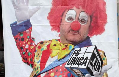 Ironie macabră în Craiova, înaintea derby-ului FCU - Universitatea » Ultrașii au aprins lumânări lângă o imagine jignitoare cu Adrian Mititelu