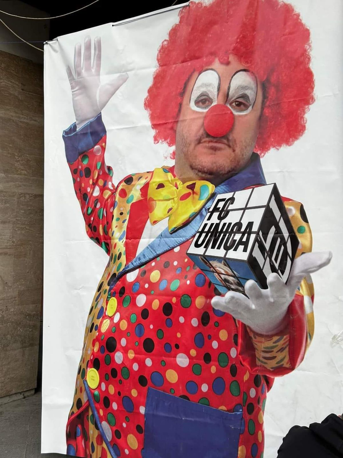 Ironie macabră în Craiova, înaintea derby-ului FCU - Universitatea » Ultrașii au aprins lumânări lângă o imagine jignitoare cu Adrian Mititelu