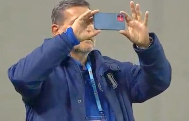 Imaginile care vor ajunge în toată Europa! Ce făcea Napoli cu telefonul chiar înainte să înceapă derby-ul din Bănie