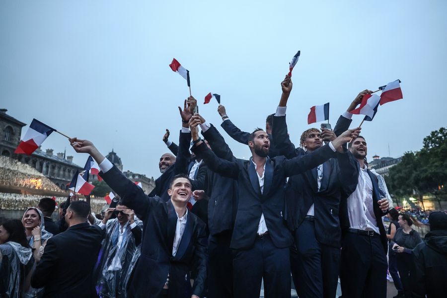 Béryl Gastaldello nu a putut fi alături de colegii săi la defilarea de pe Sena FOTO Guliver/GettyImages Se întâmplă și la alții » O înotătoare din Franța a primit în martie 2025 ținuta pentru deschiderea Jocurilor Olimpice 2024 de la Paris