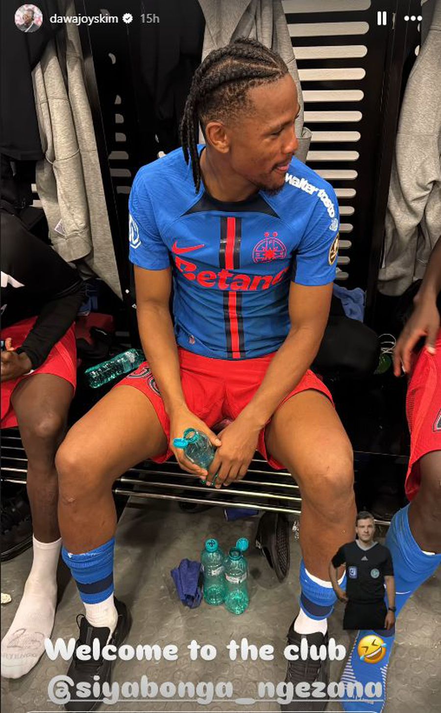 Joyskim Dawa s-a amuzat pe seama faptului că Siyabonga Ngezana a fost eliminat în FCSB - Craiova, foto: Instagram Haz de necaz! Ironia lui Dawa, după cartonașul roșu primit de colegul Ngezana: „Bine ai venit!”