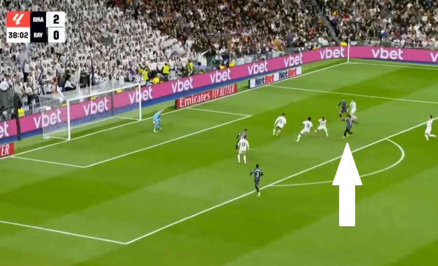 Bellingham în genunchi, „piruetă” lângă Mbappe, dar amețit de Vinicius » Cadru cu cadru, cum s-a descurcat Andrei Rațiu contra lui Real Madrid