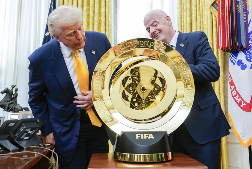 Donald Trump, alături de Infantino și trofeul Cupei Mondiale a Cluburilor/ foto Imago Images