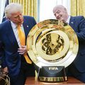 Donald Trump, alături de Infantino și trofeul Cupei Mondiale a Cluburilor/ foto Imago Images