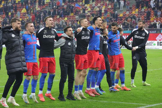 Jucătorii de la FCSB după meciul cu Universitatea Craiova (Udrea, Toma, Gheorghiță, Băluță, Tănase, Șut, Mihai Popescu și Zima) / Foto: Ionuț Iordache GSP